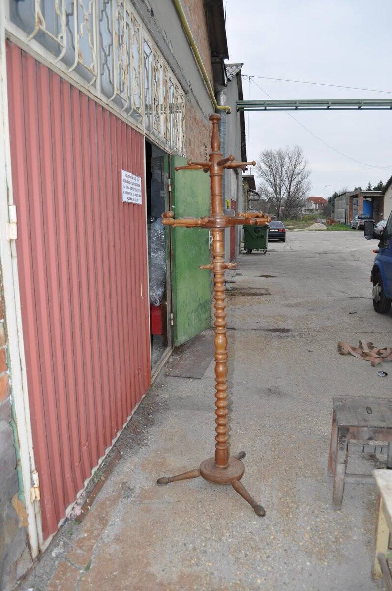 Brown turned beech coat stand, sculpted column, stable tripod.