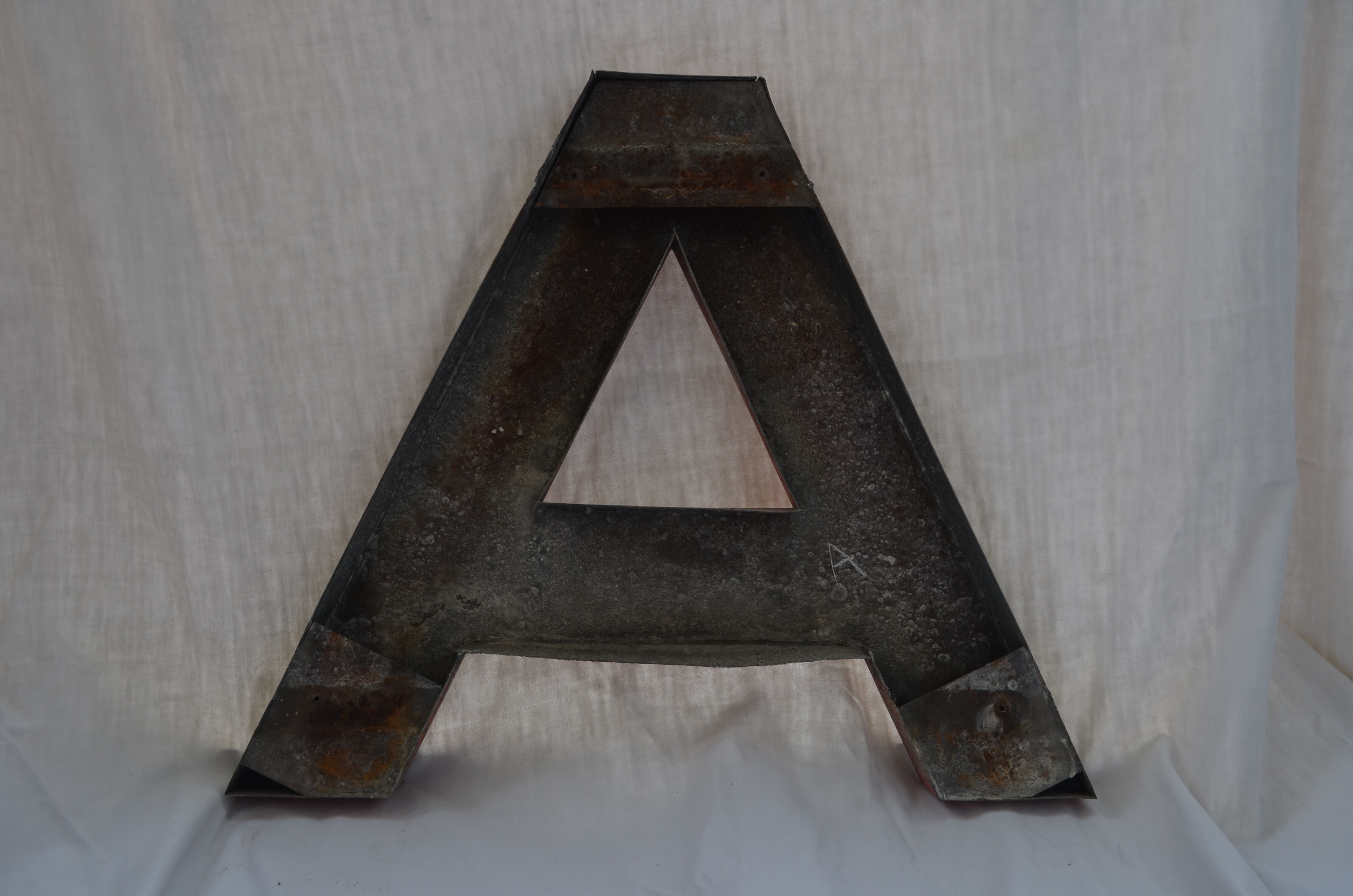 Lettre d'enseigne en zinc ancienne A