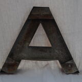 Lettre d'enseigne en zinc ancienne A