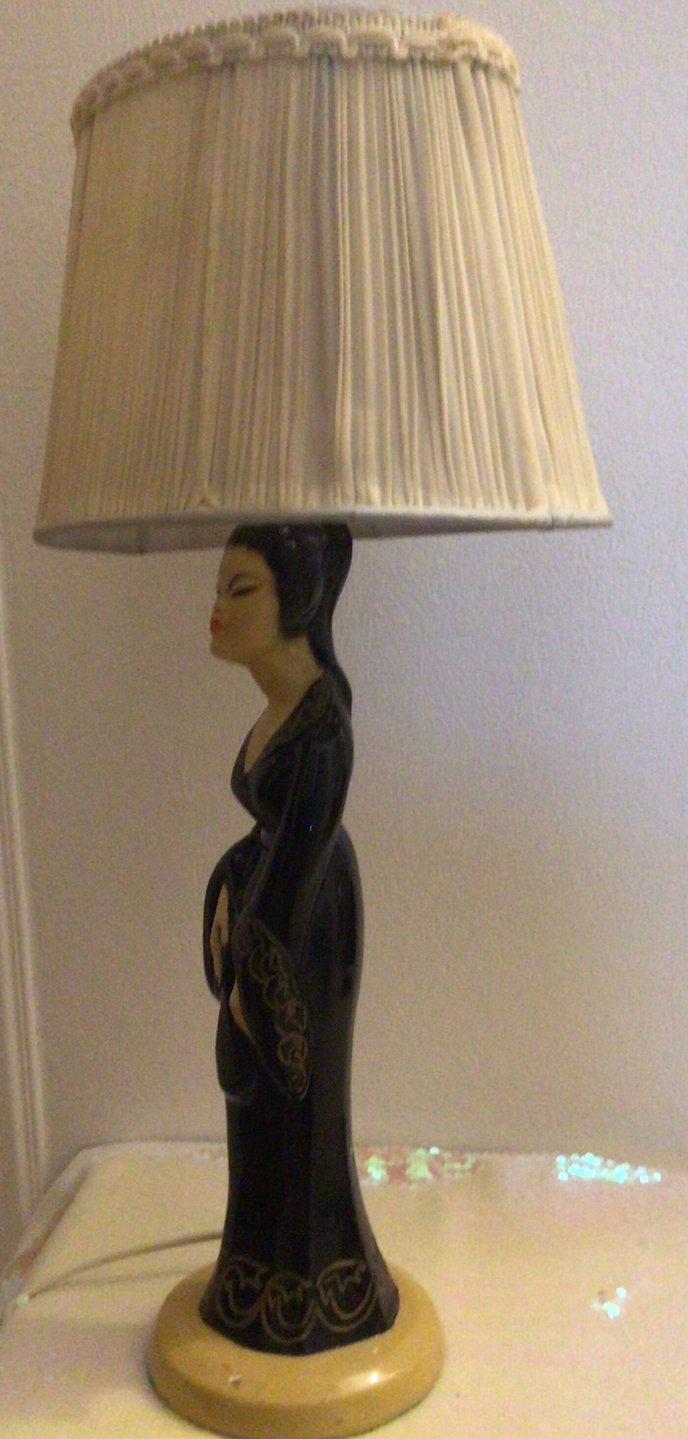 Vintage geisha sculpture lamp signed