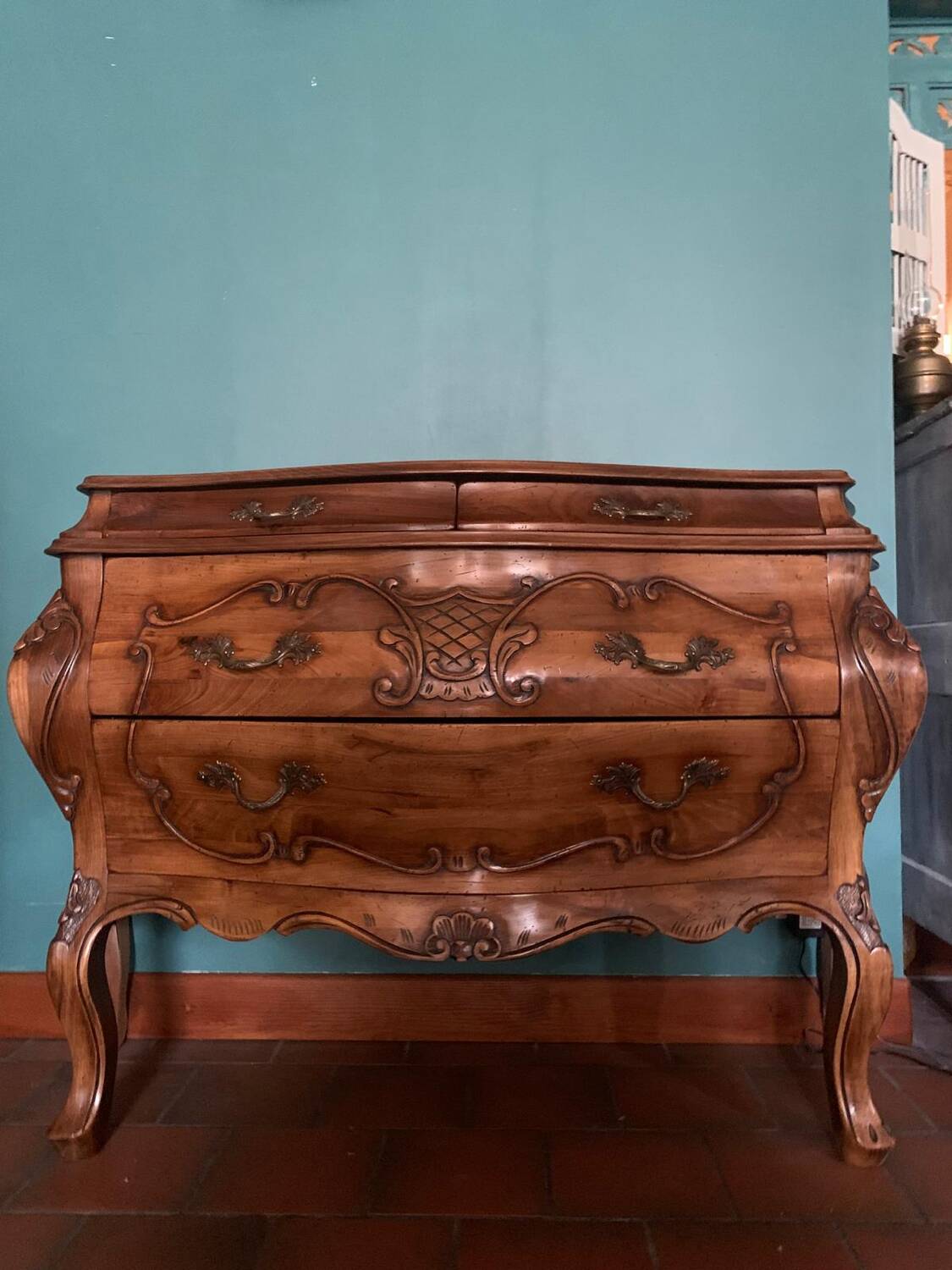 Walnut tomb chest of drawers