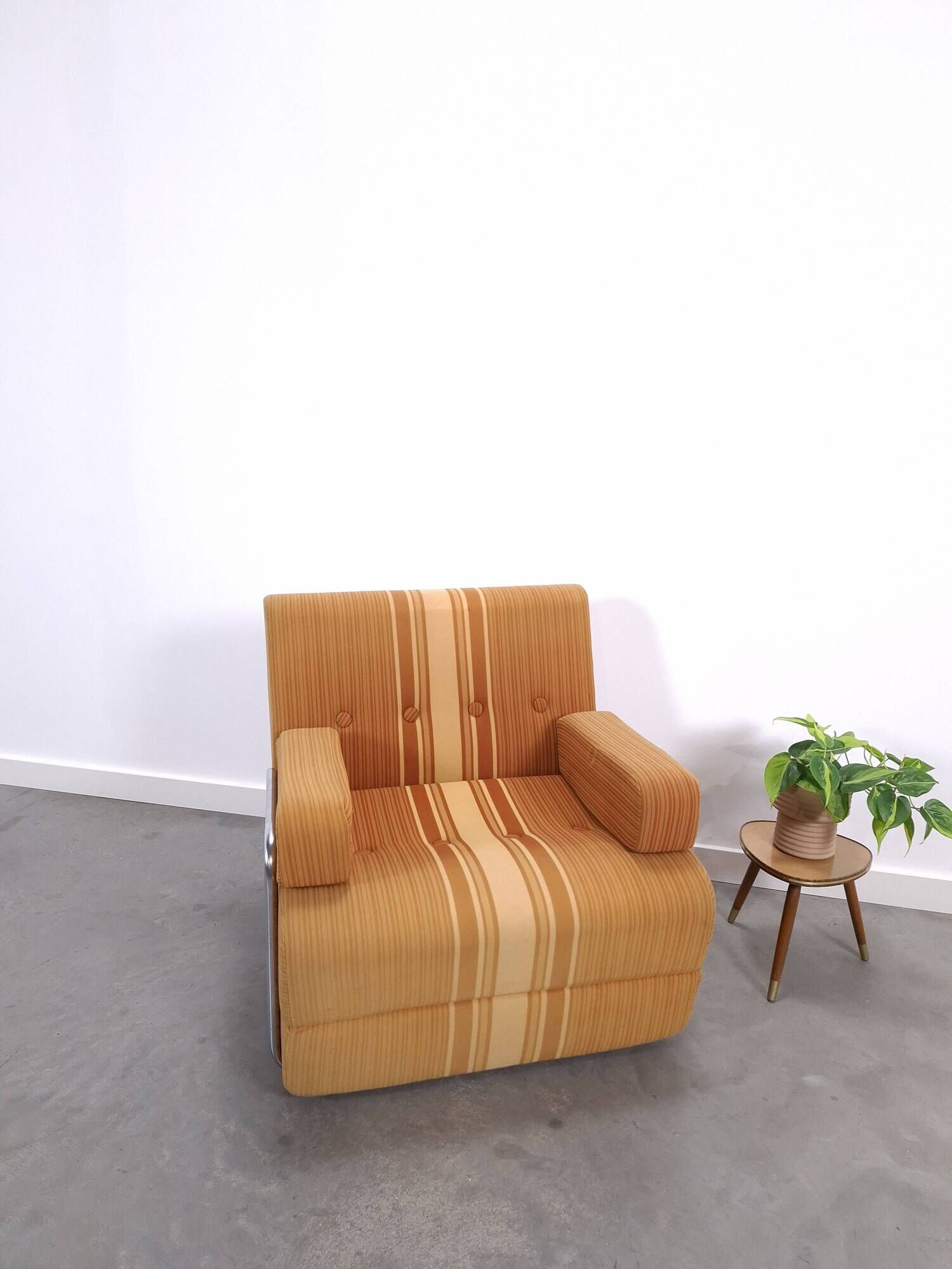 1970s retractable lounge chair in brown stripes with chrome tube frame.