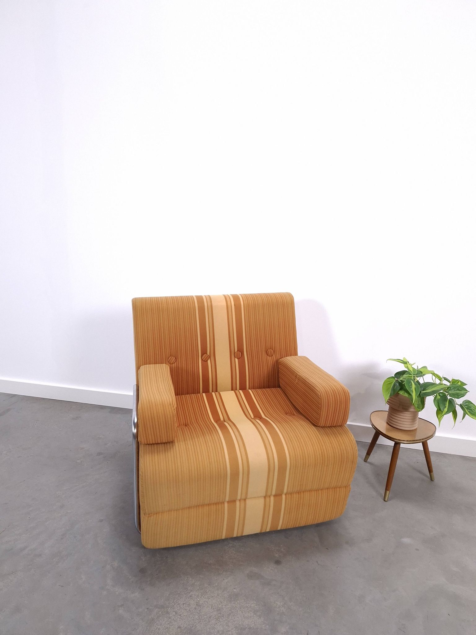 Jaren 70 uittrekbare lounge fauteuil bruin gestreept met Chromen buisframe