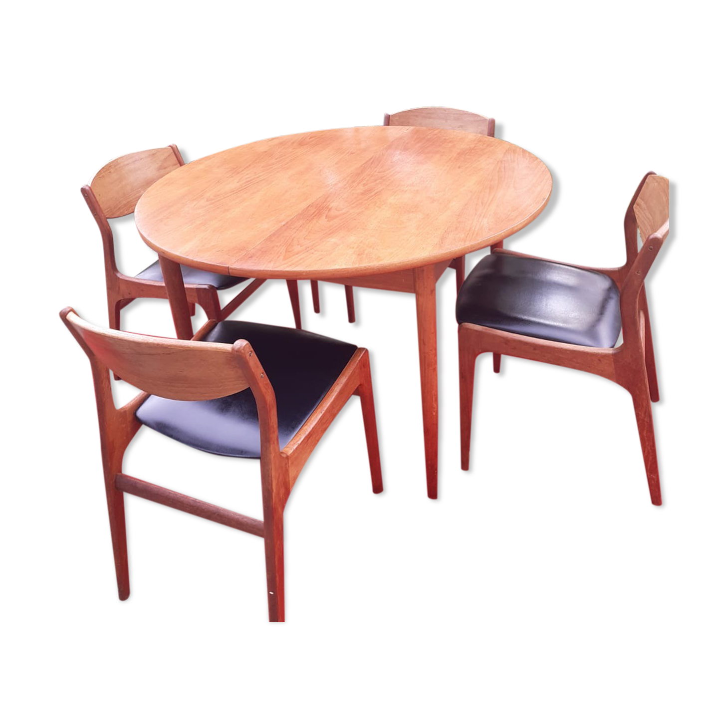 Roundtable with extension cords and chairs from the 1960s