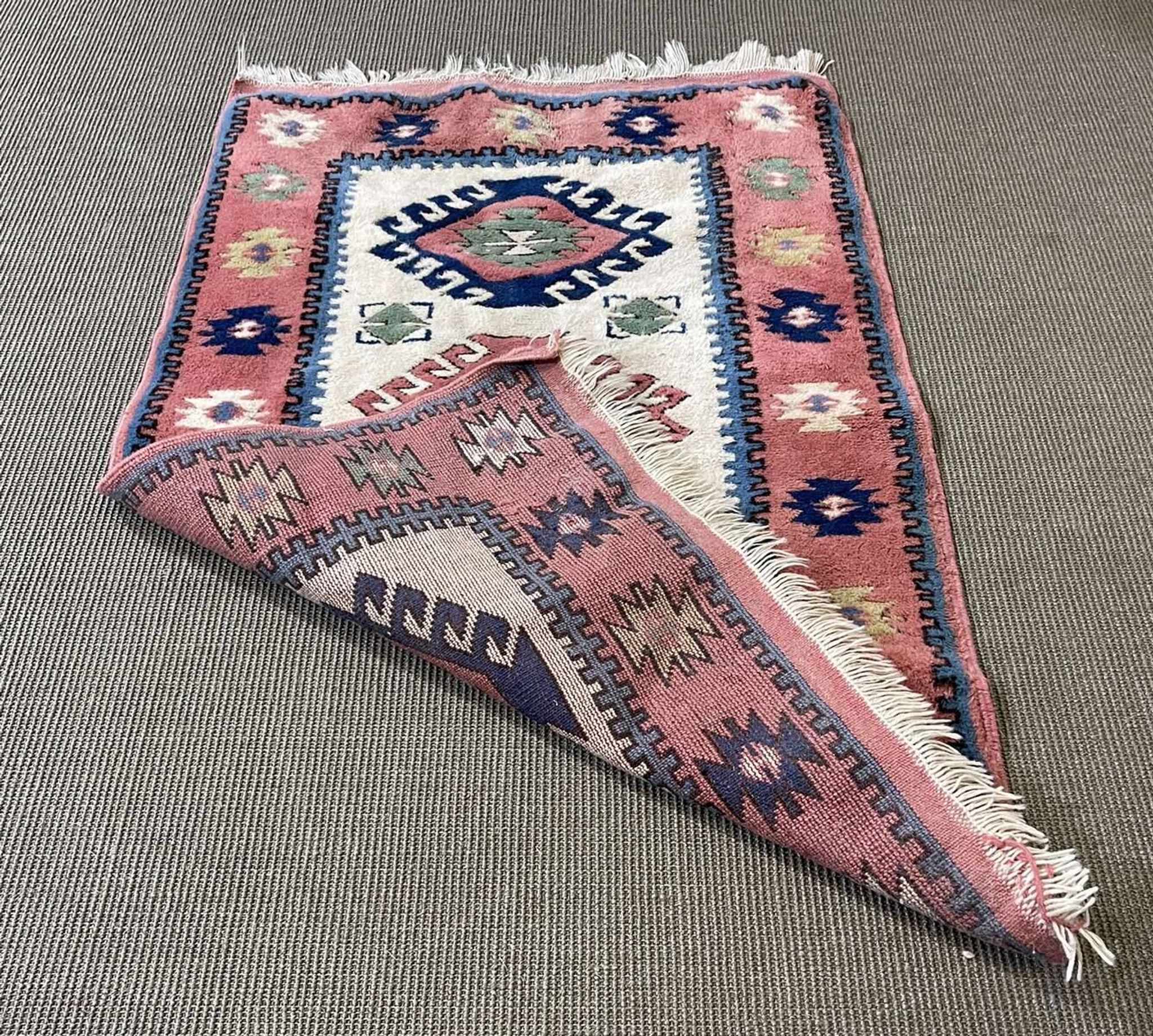 Handmade wool Oriental rug - 1.40m x 0.85m
