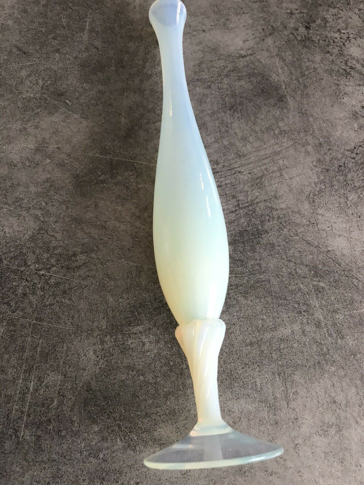 Vase soliflore vintage tulip glass opaline shades and white reflections