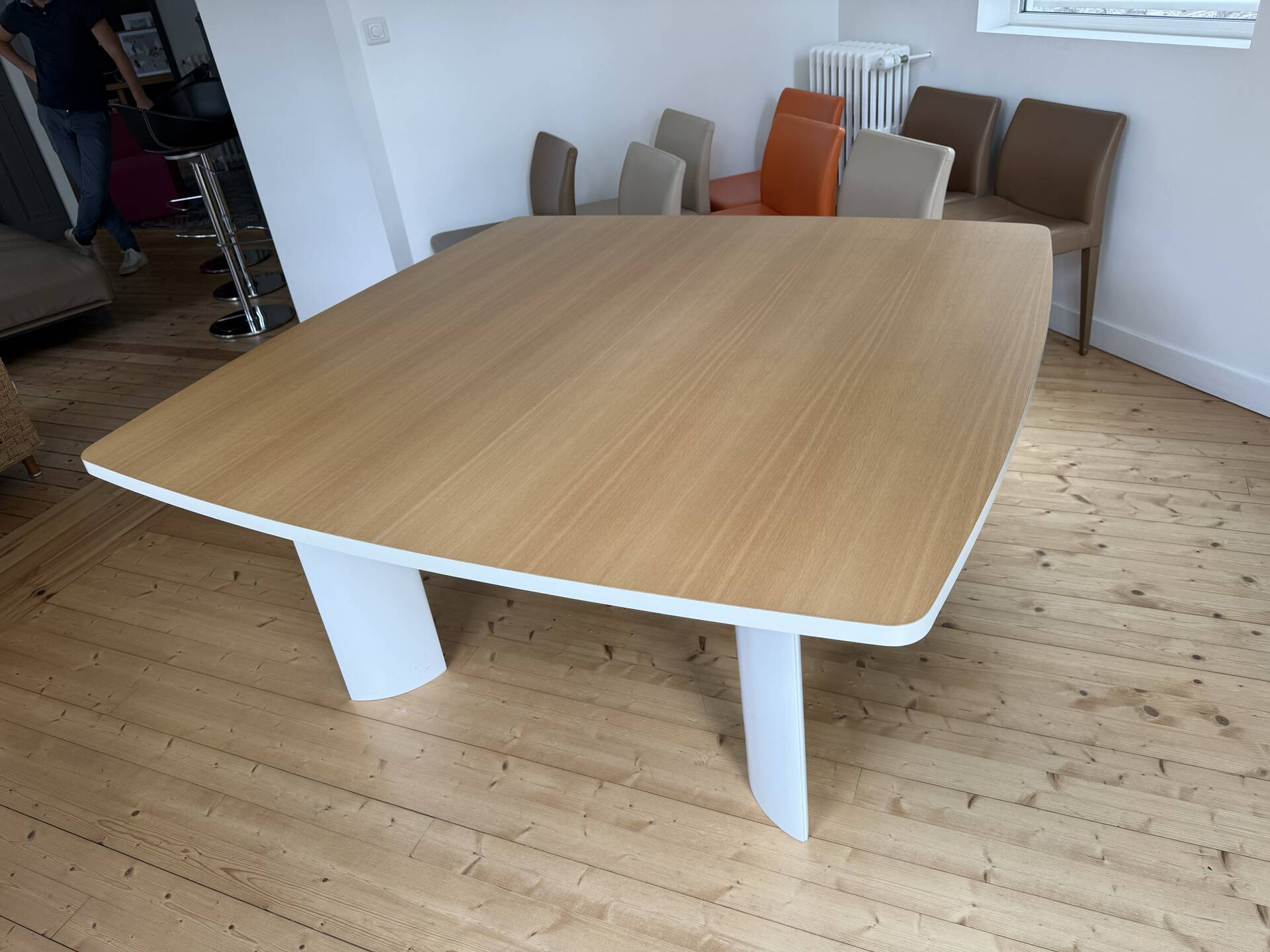 Large contemporary table of 1600x1600.
