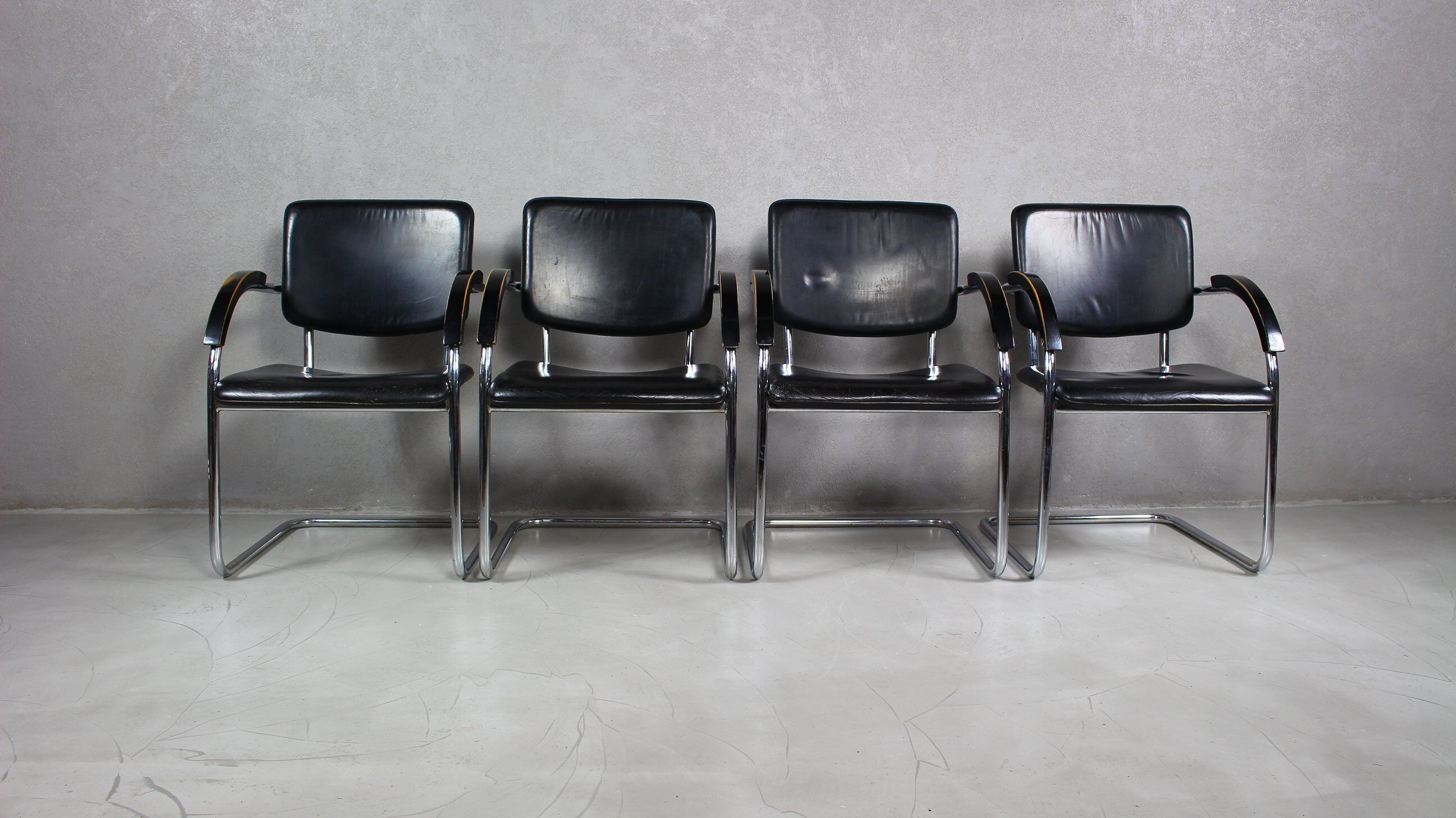 Set of 4 vintage tubular steel lounge chair