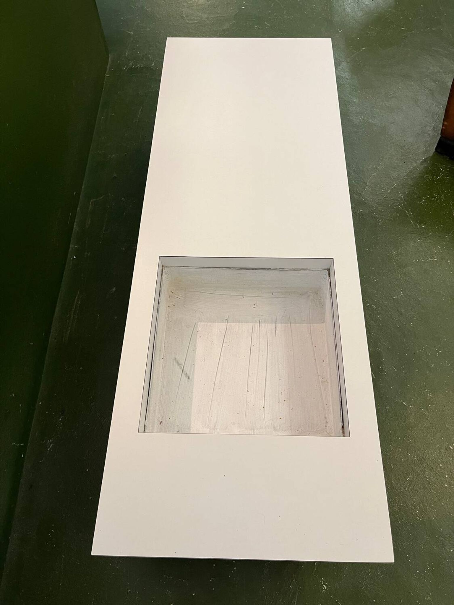 1970s jardinière table in white formica made by Roche Bobois.