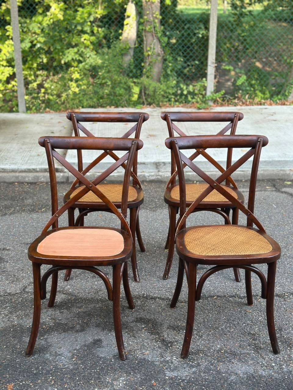 4 bistro chairs with curved wooden backs and cross braces / Crossback