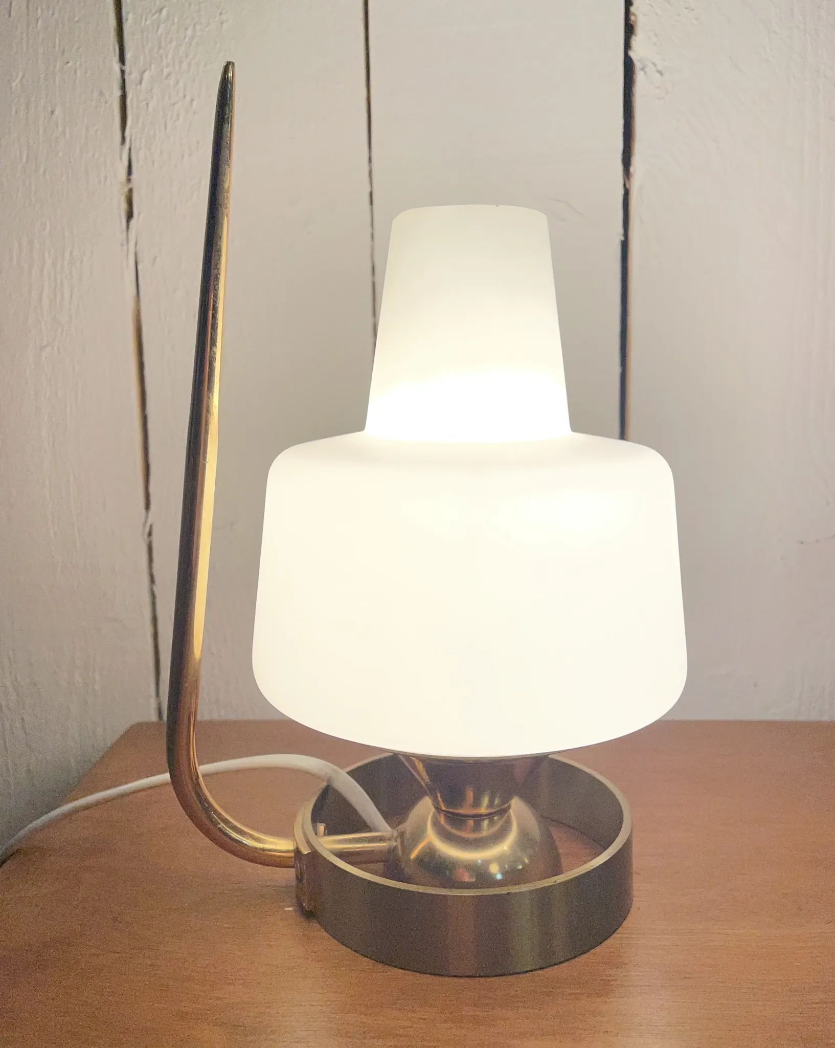 Table lamp in gold metal and opaline.