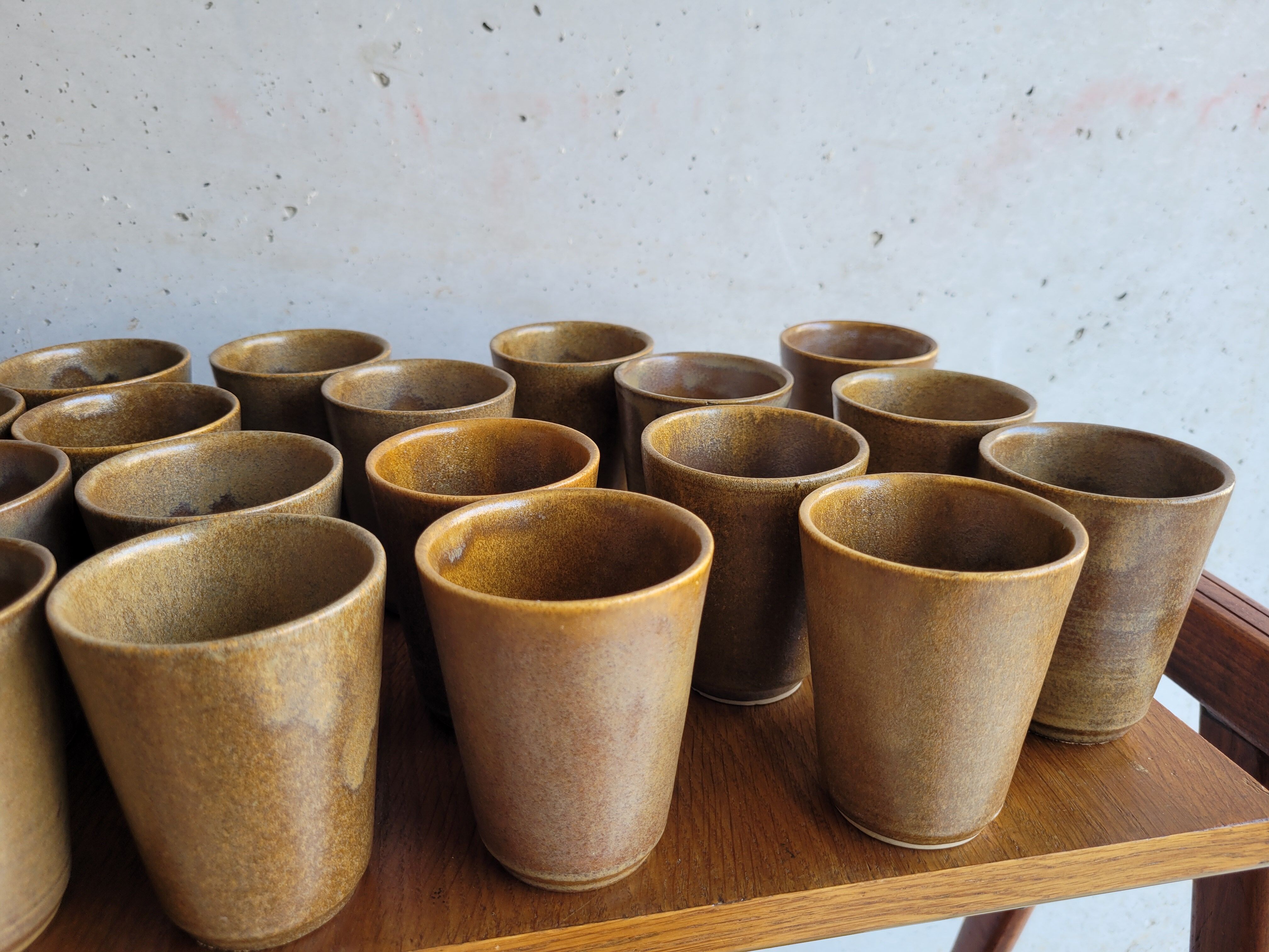 24 verres en grès marron vintage