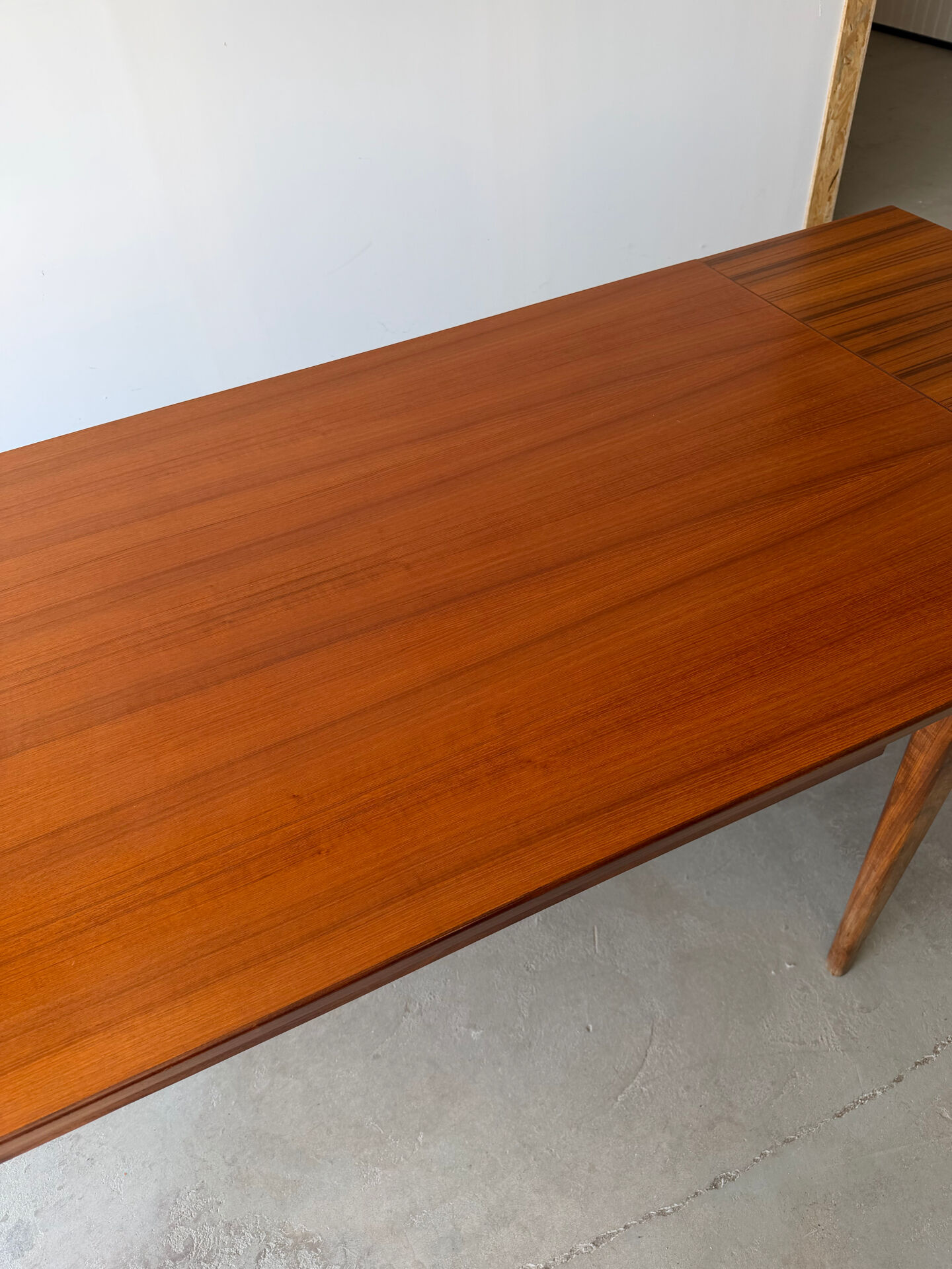 Rectangular extendable table in Scandinavian design made of solid teak.