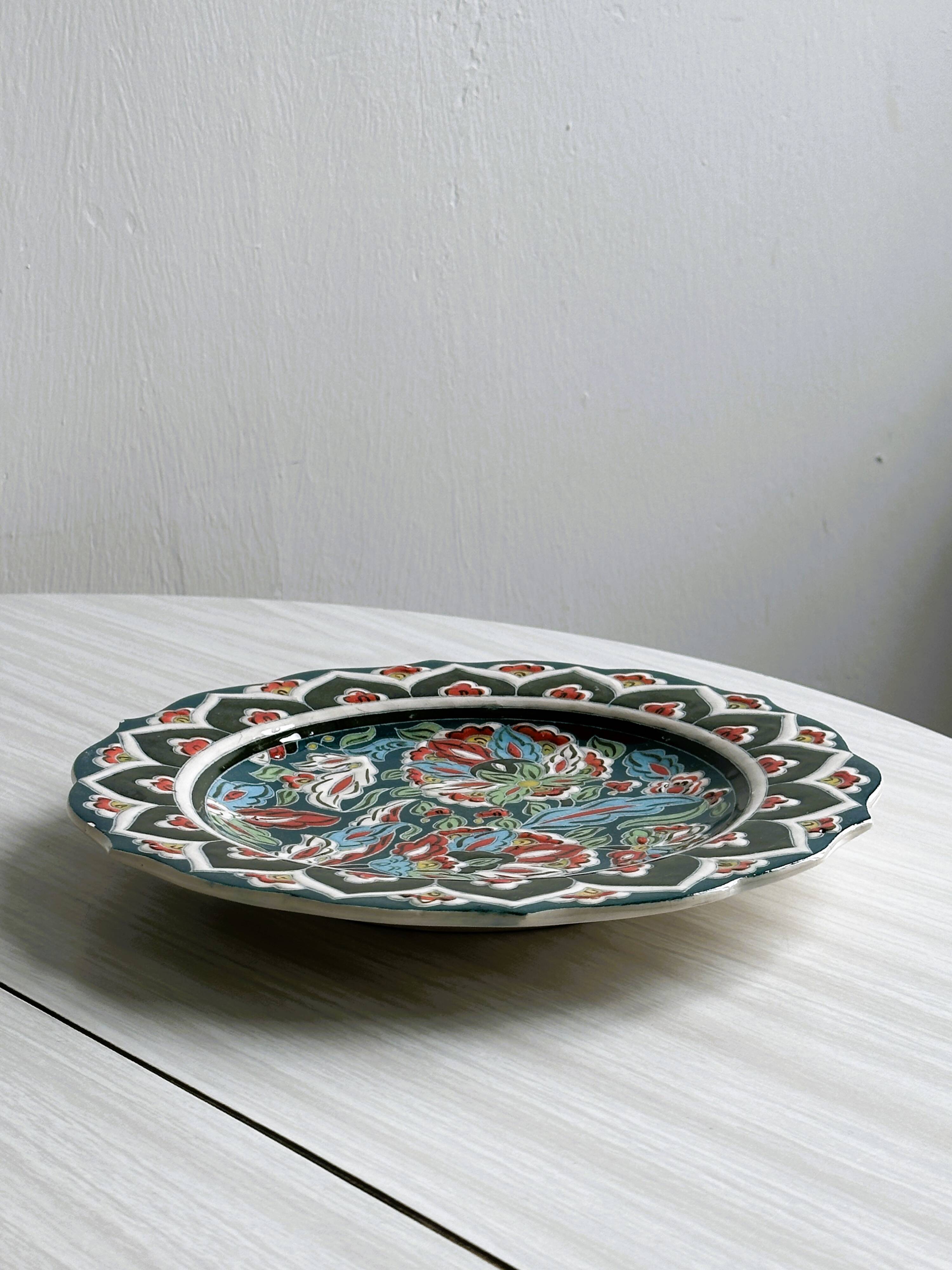Enameled ceramic plate