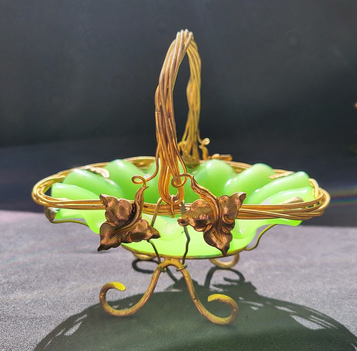 Empty pocket basket in green opaline (uranium/uraline)