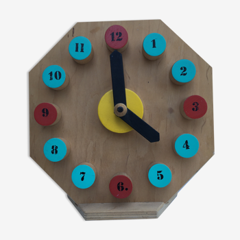 Horloge jouet en bois peint