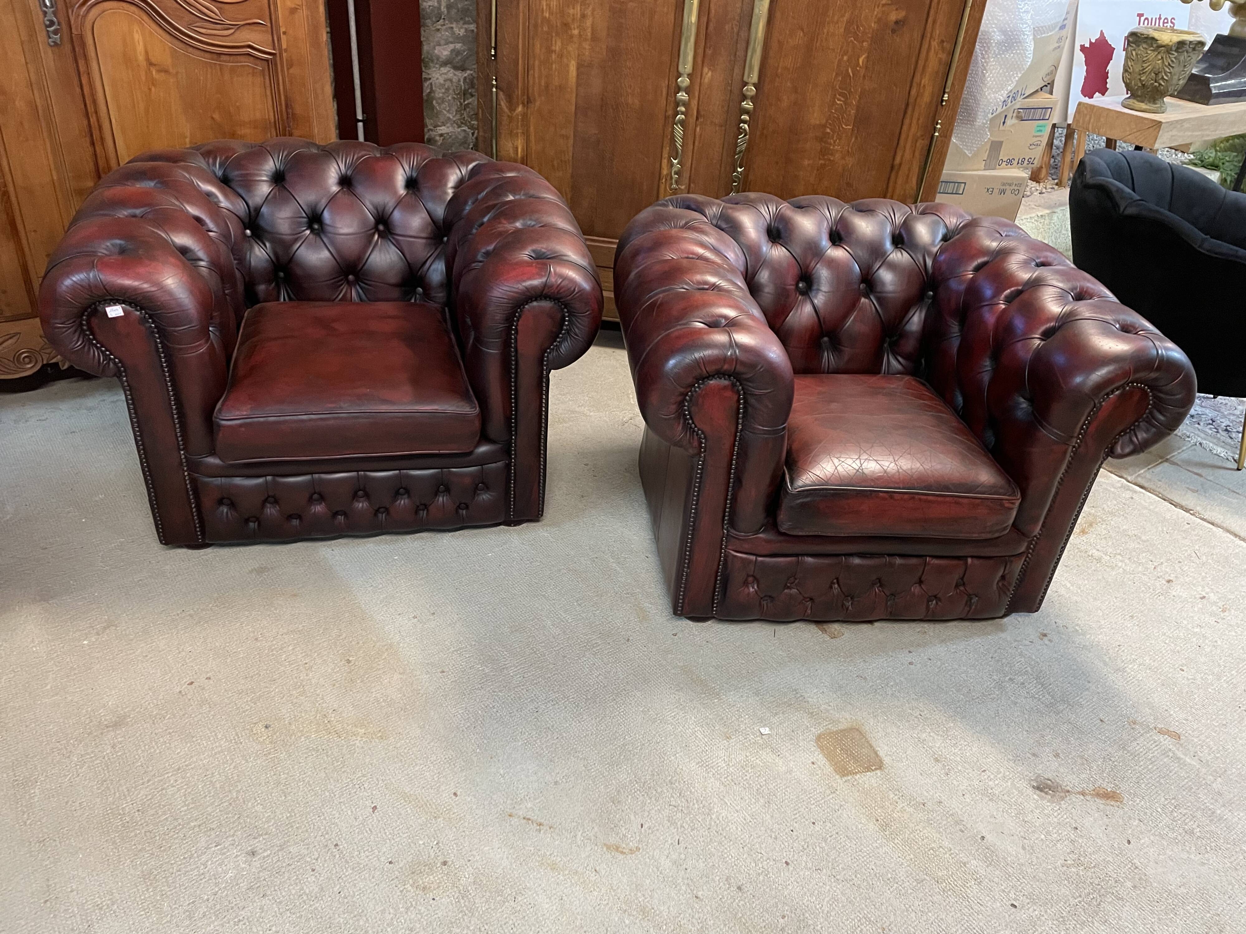 Paire de fauteuils chesterfield cuir