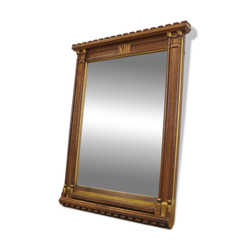 Miroir ancien dans un cadre en chêne en croix.