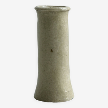 Vase en céramique beige minimaliste.