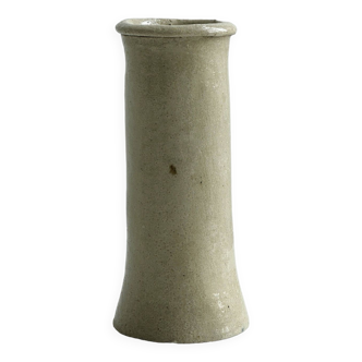 Vase en céramique beige minimaliste.