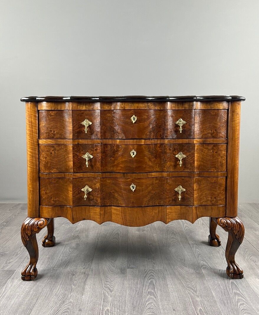 Commode de style Louis XV en placage de loupe de noyer, XXe siècle