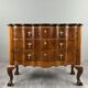 Commode de style Louis XV en placage de loupe de noyer, XXe siècle