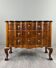 Commode de style Louis XV en placage de loupe de noyer, XXe siècle