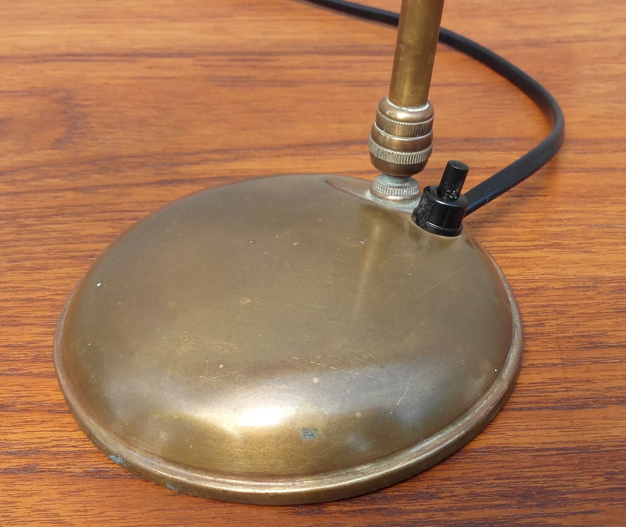 Puppy aluminum 'N' brass curved lamp