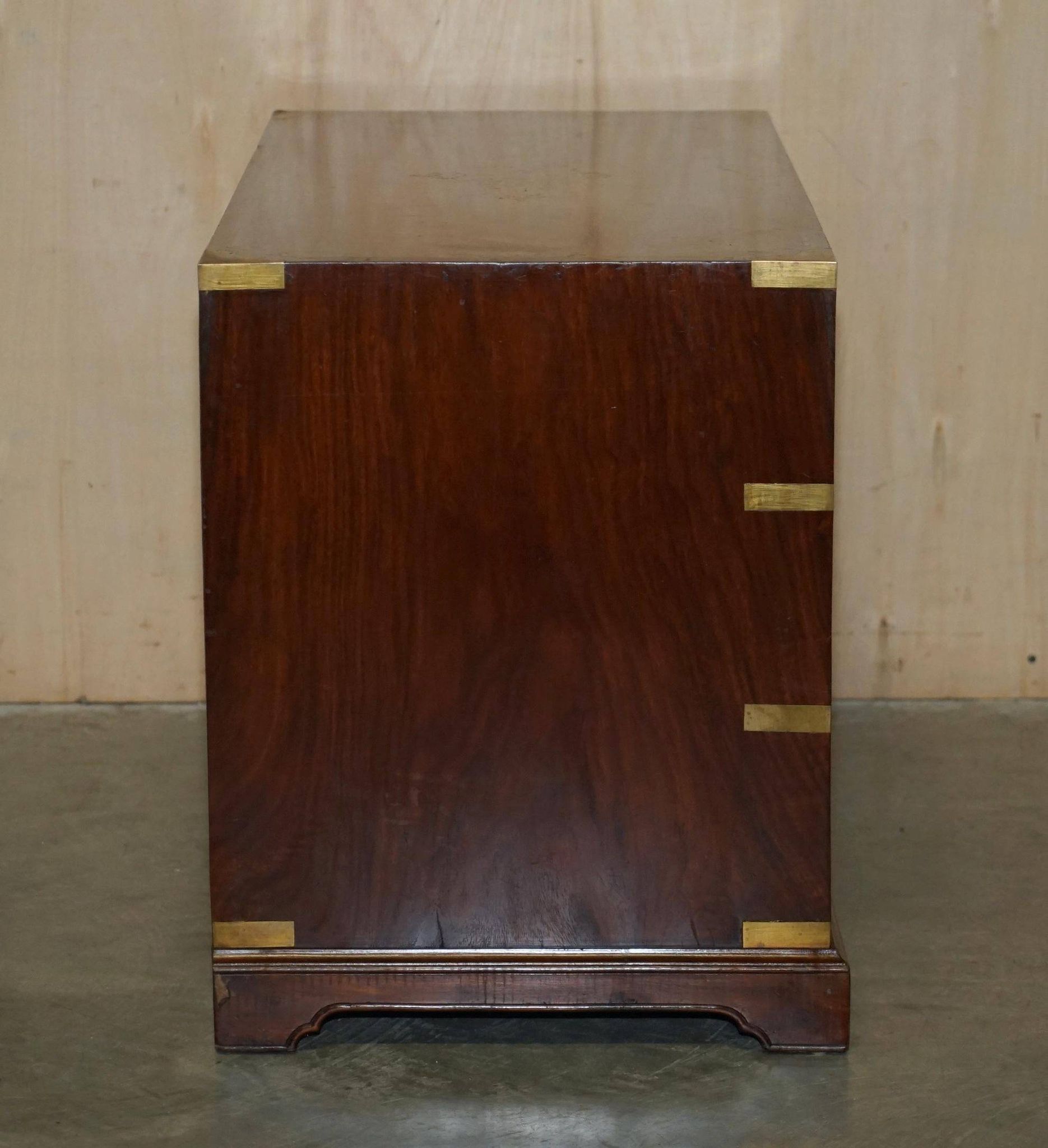 Commode vintage anglo-indienne en bois dur avec incrustations en laiton