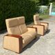Lot fauteuil et canapé 2 places vintage en cuir beige et accoudoirs bois inclinables style stressless