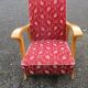 Fauteuil scandinave en bois et tissu rouge