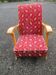 Fauteuil scandinave en bois et tissu rouge