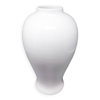 Vase des années 1960 en porcelaine de limoges. fait main. fabriqué en france