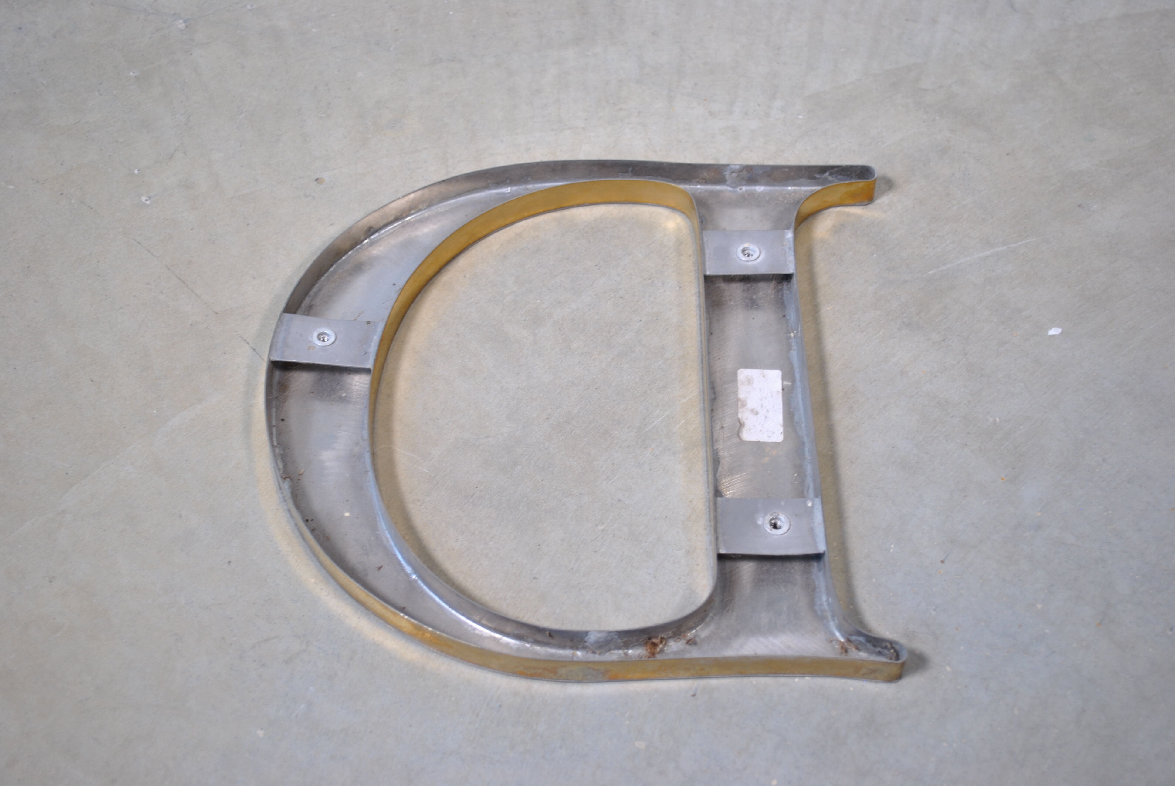 Letter sign in gold metal "D" 1980