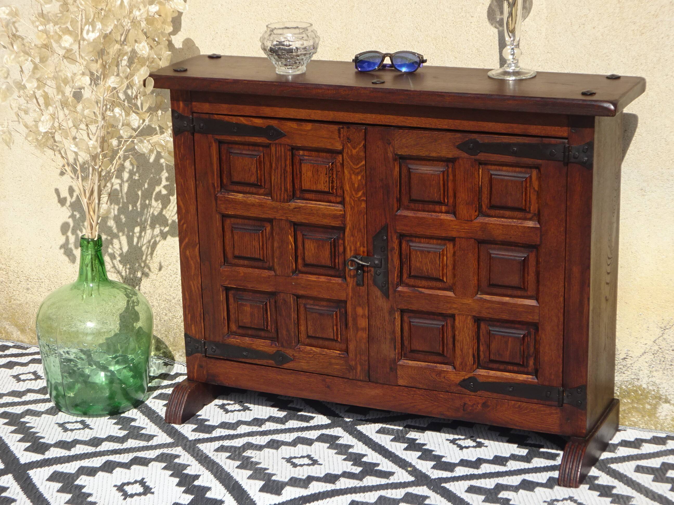 Shallow buffet in solid oak in Tuscan style.