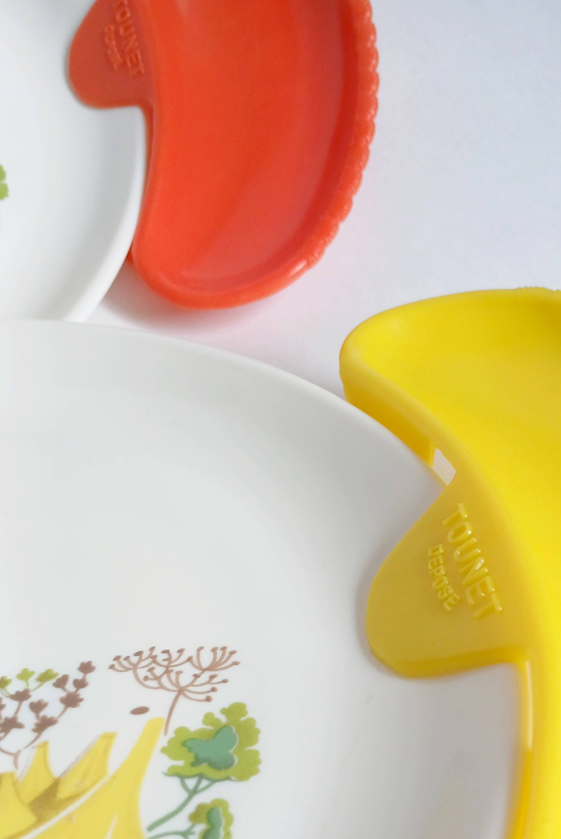 5 dessert/salad plates with stylised vegetable decoration. Sovirel France 70