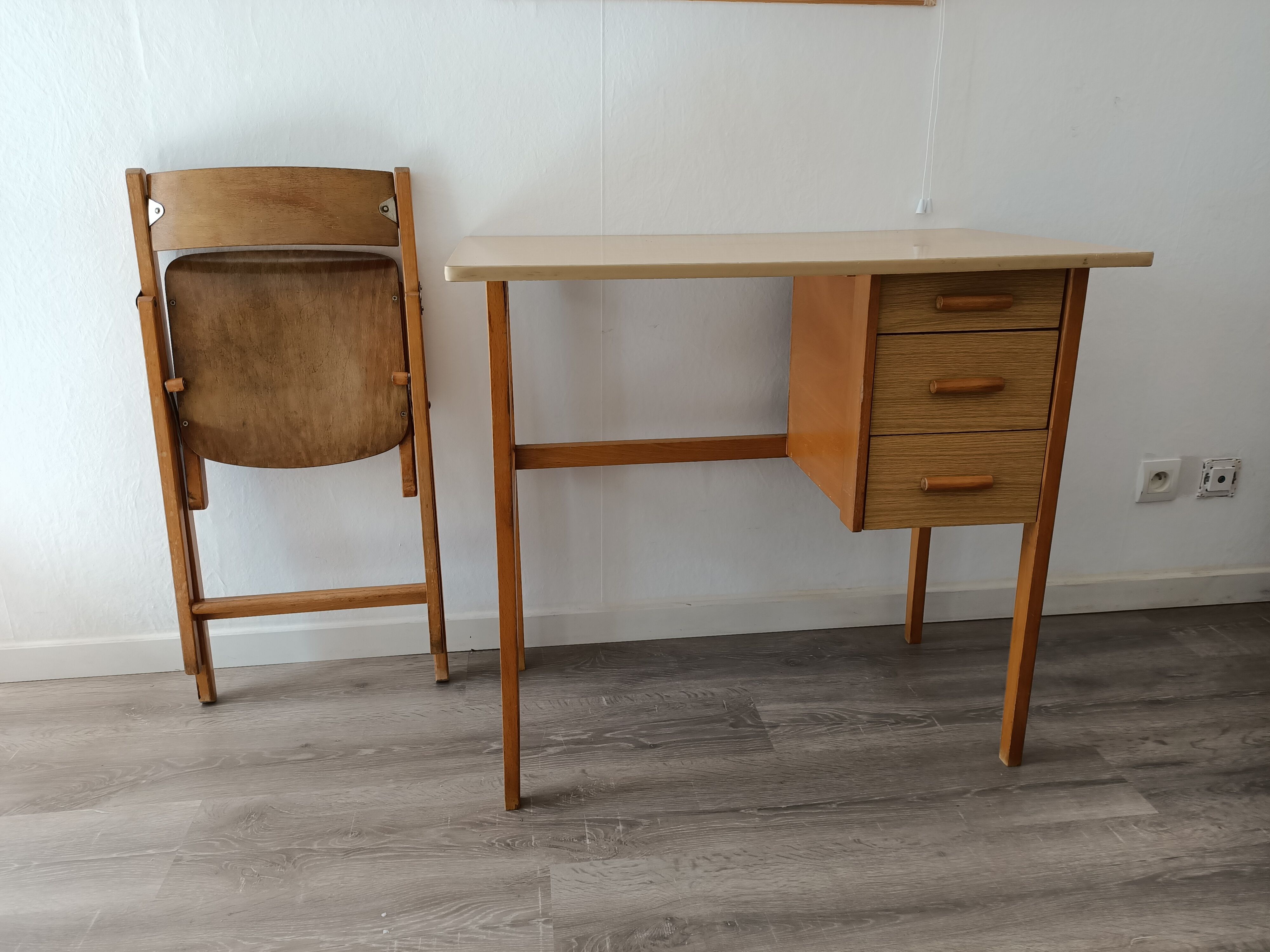 Desk 3 vintage drawers and its chair