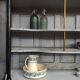 Buffet gris 1910 | Garde-manger ancien aux accents dorés