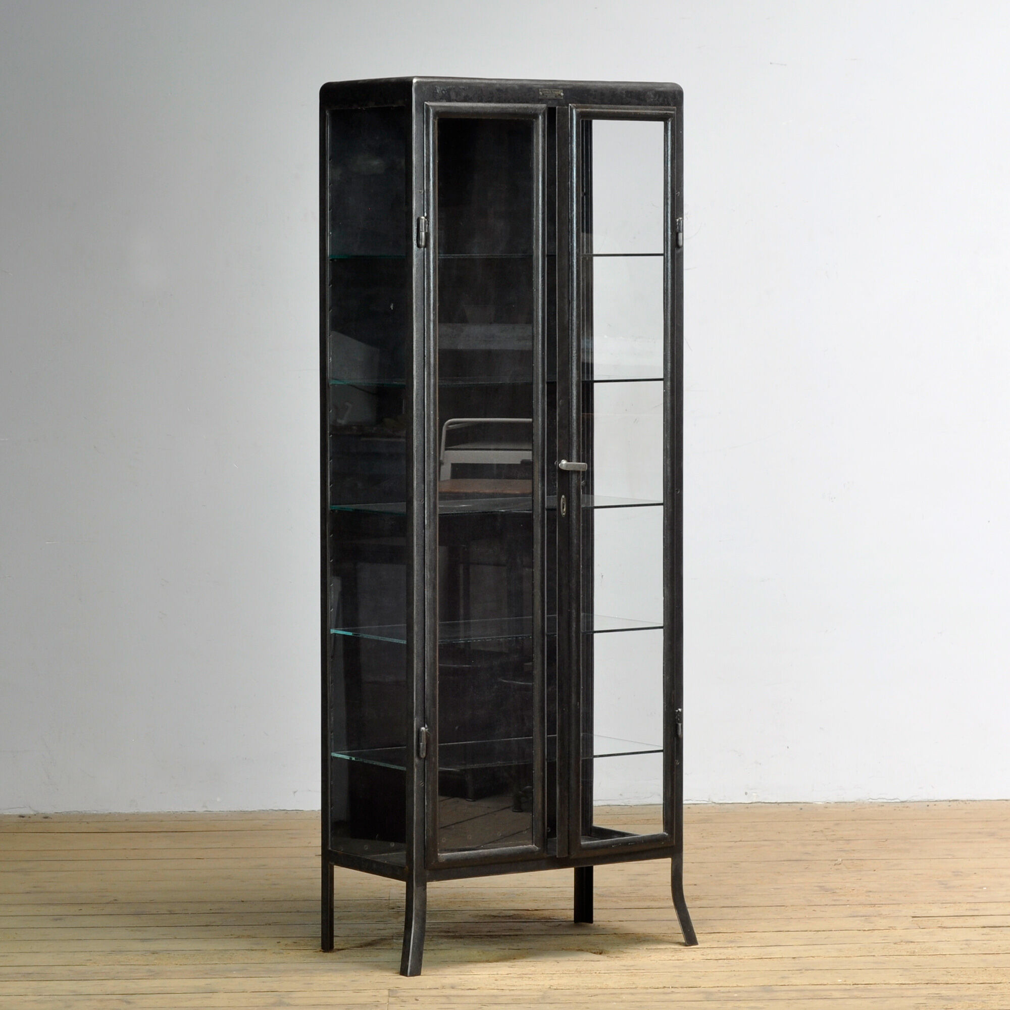 Cabinet de médecine en fer poli, années 1910