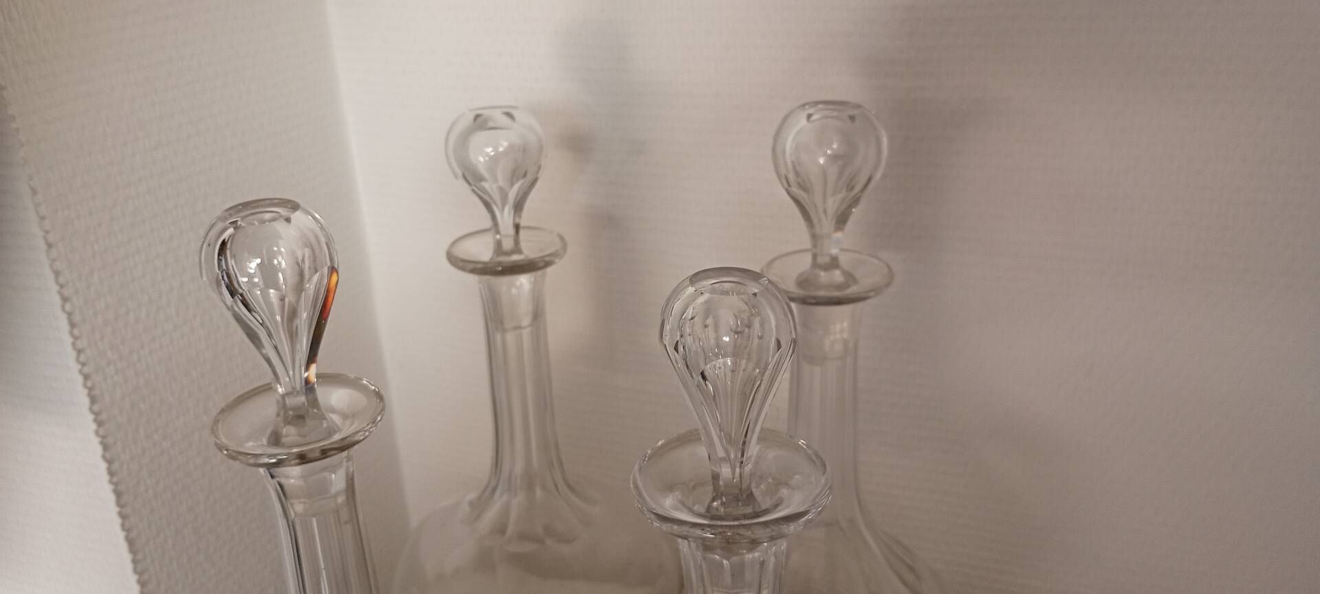 Carafes en cristal à col et base à pans