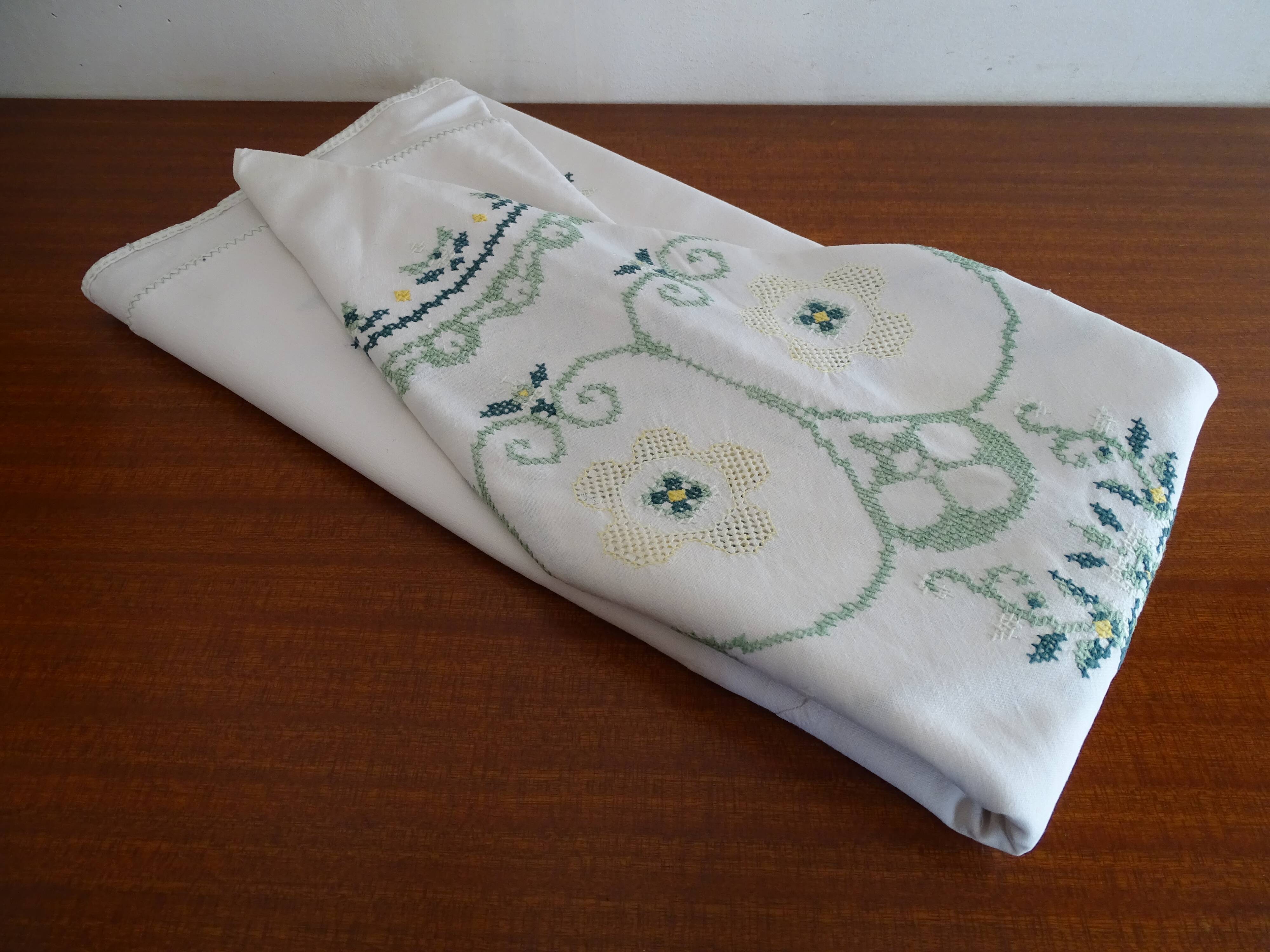 Round embroidered tablecloth 160 cm cotton
