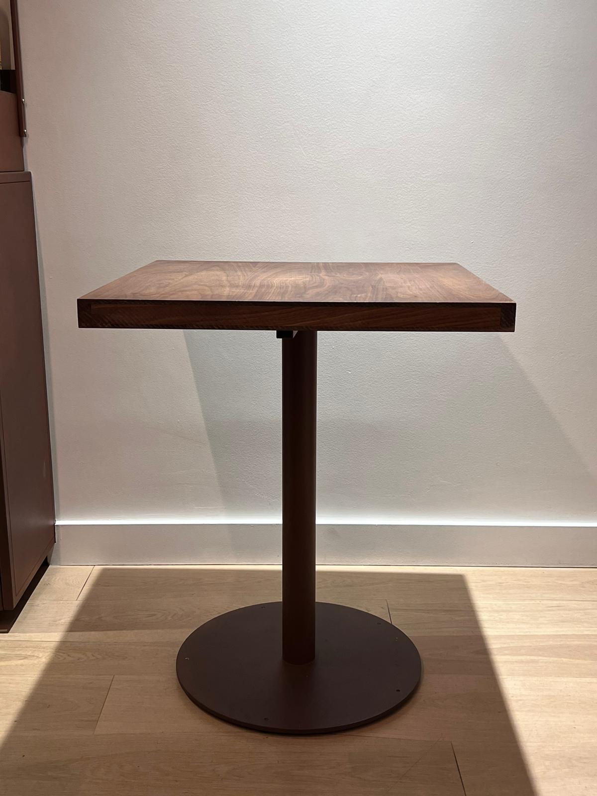 Square walnut table, table leg in powder-coated metal RAL rusty metal
