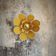 Applique murale fleur composée de pétales en rotin et lin safran