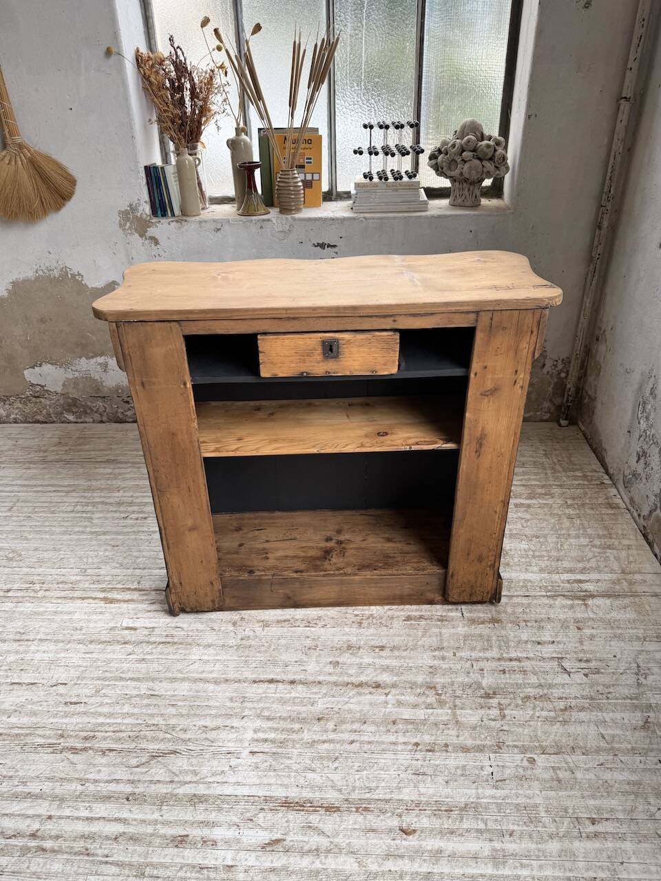 Floral 1920s trading counter