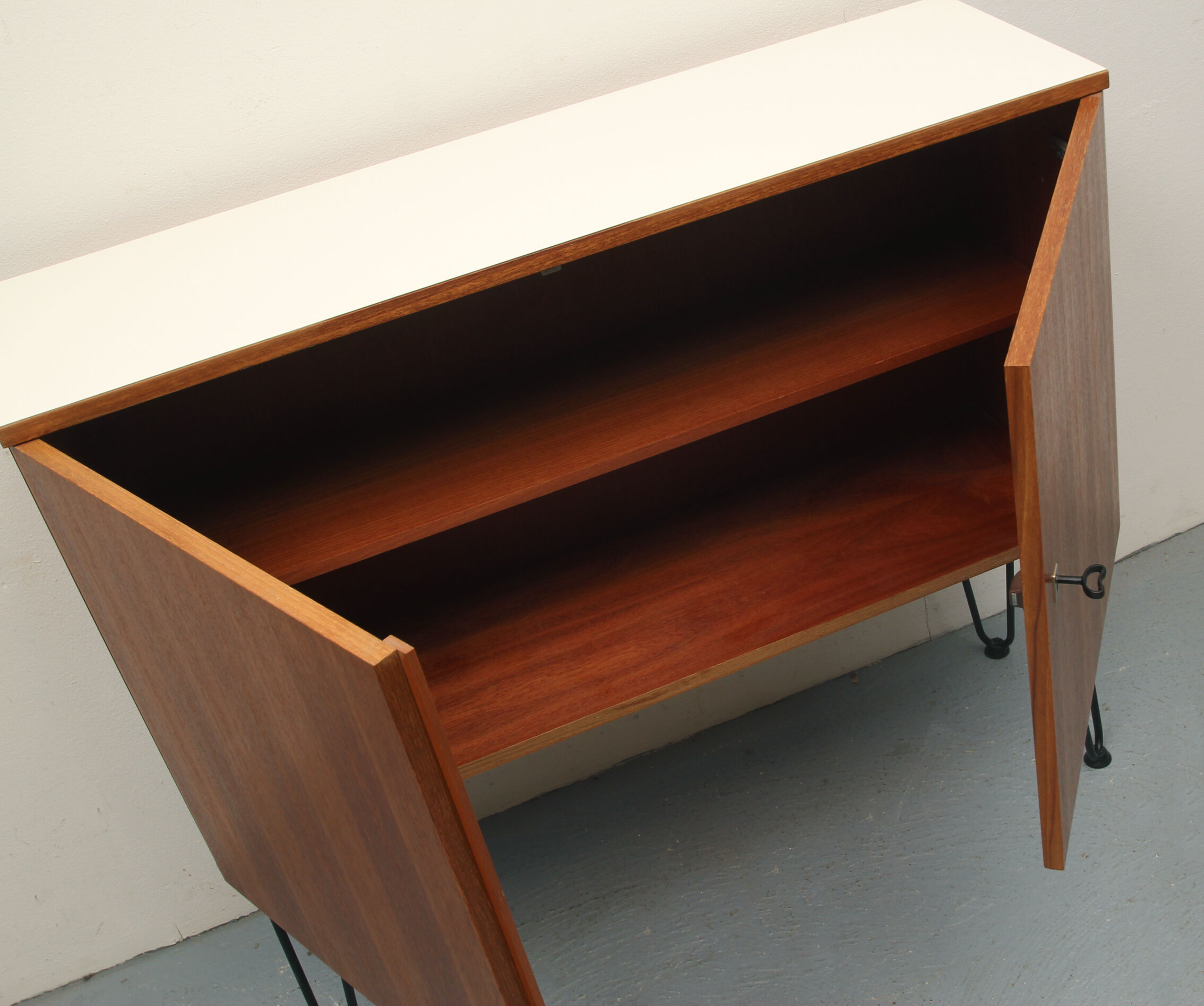 Buffet des années 1960 en teck et formica avec pattes en épingle à cheveux