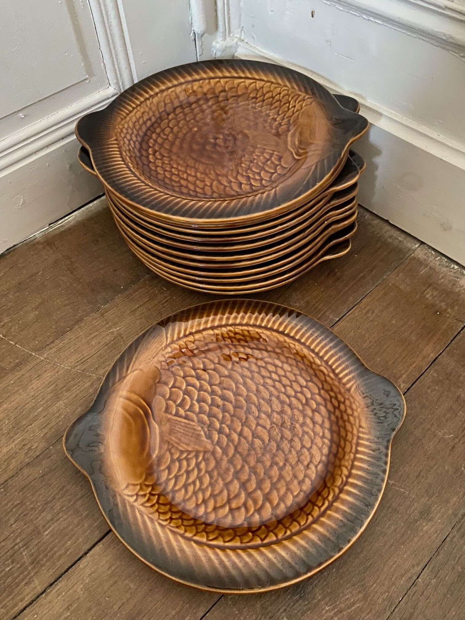 Sarreguemines service of 12 faience fish plates