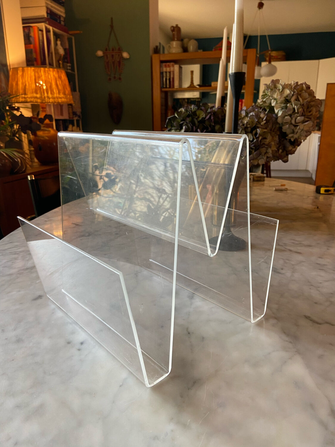 Magazine holder in altuglas 70s