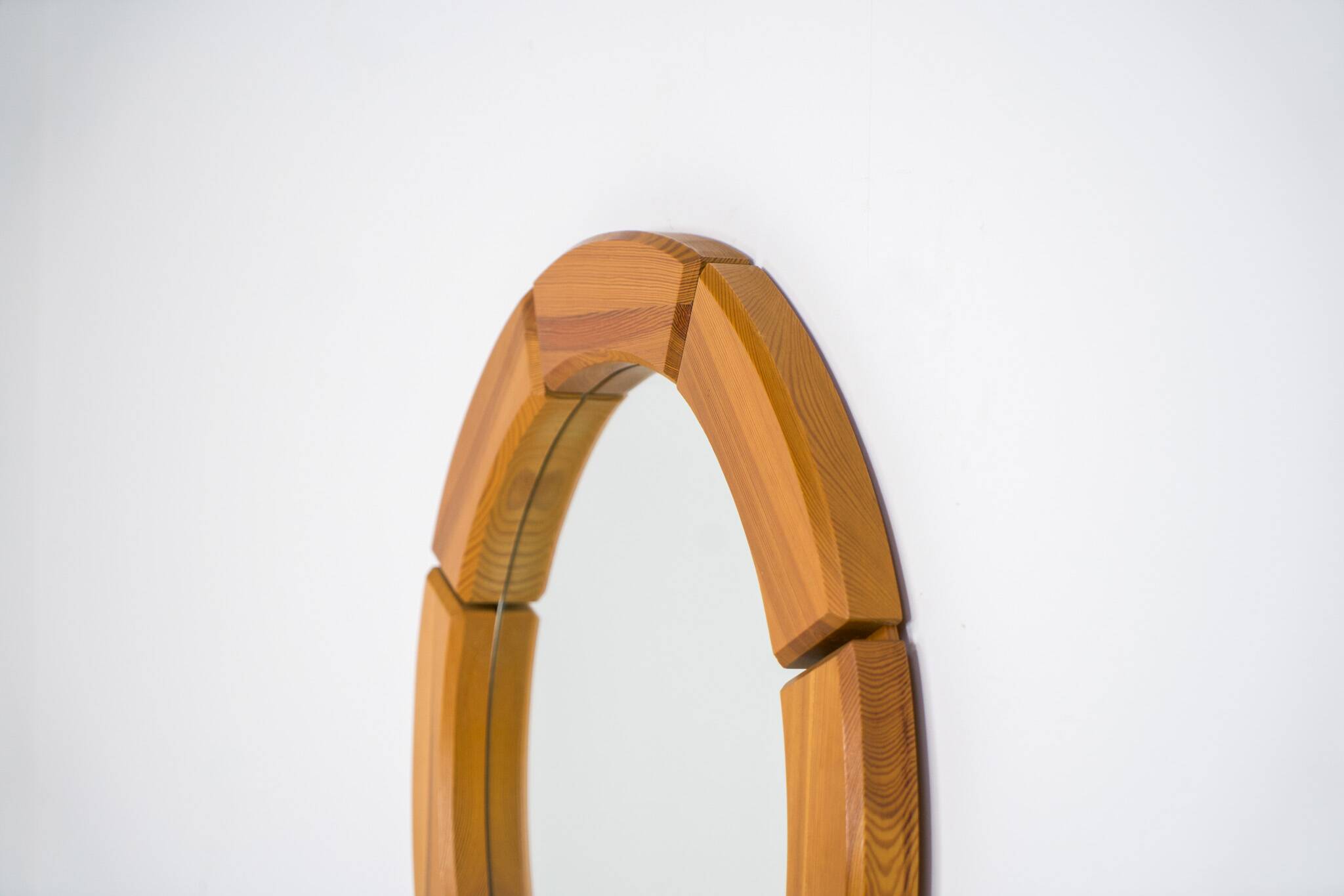 Sculptural wall-mirror in solid pine