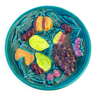Grand plat en barbotine Vallauris, décor fruits en relief