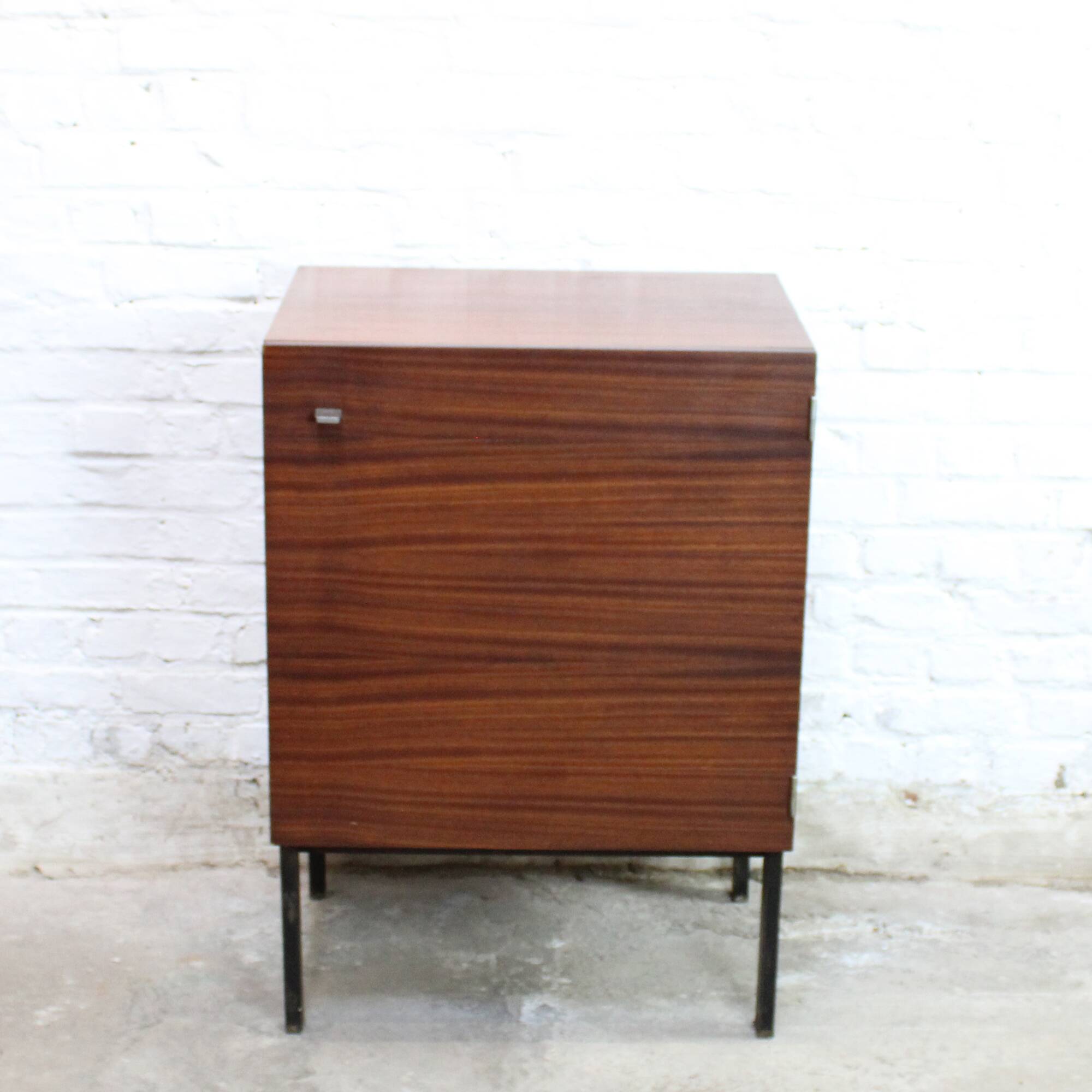 Meuble de rangement "660" par Pierre Guariche pour Meurop 1961